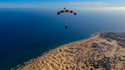 Paracaidismo en Maspalomas, en la isla de Gran Canaria.