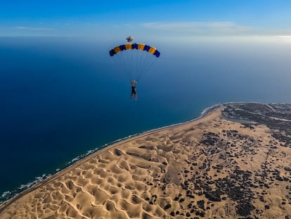 Paracaidismo en Maspalomas, en la isla de Gran Canaria.