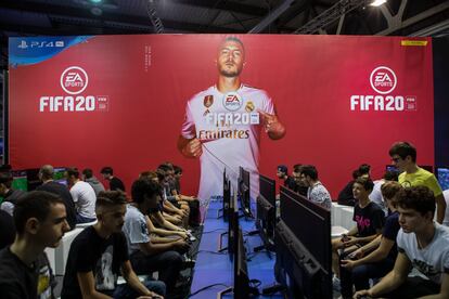 Asistentes a la Semana de los Videojuegos de Milán de 2019 juegan al 'Fifa 20'.