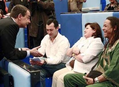 José Luis Rodríguez Zapatero charla con varios participantes del programa de TVE.