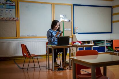 La profesora imparte una clase virtual a sus alumnos desde una de las aulas del San Ignacio. Hace un año, cuando arrancó la modalidad a distancia, se encontraron con casos de estudiantes y formadores con problemas de conexión en sus barrios, por lo que el colegio les facilitó equipos digitales y soportes de internet. Actualmente, utilizan para hacer las clases el sistema Blinklearning, una plataforma que permite desarrollar lo pedagógico con calidad.