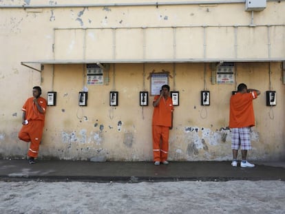 Presidiários telefonam de dentro de uma prisão no México.