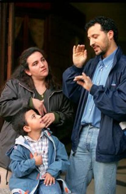 Gemma García, Miguel Ángel Manzano y su hijo Miguel Ángel se comunican con el lenguaje de los signos, el viernes en Madrid.
