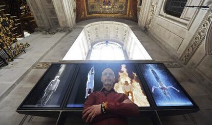 Bill Viola, ante &#039;M&aacute;rtires (tierra, aire, fuego, agua)&#039;, su obra instalada en el altar de la catedral de San Pablo de Londres.
 
