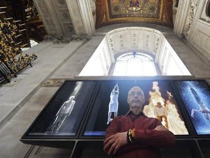 Bill Viola, ante &#039;M&aacute;rtires (tierra, aire, fuego, agua)&#039;, su obra instalada en el altar de la catedral de San Pablo de Londres.
 