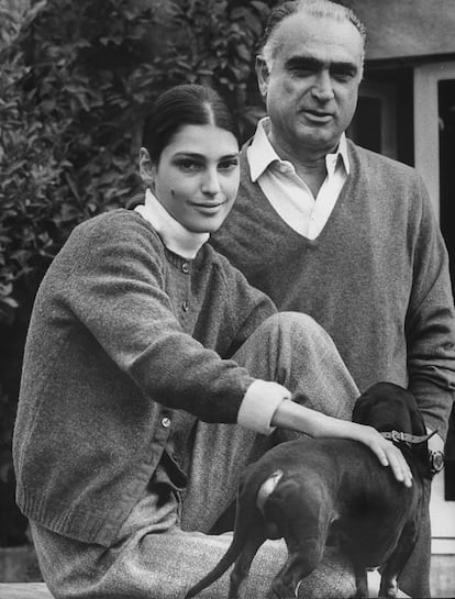 Benedetta Barzini en 1965 junto a su padre, el periodista Luigi Barzini Jr.