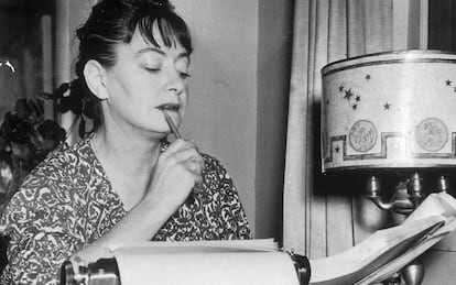 Dorothy Parker revisando una de sus obras en su casa en 1948.