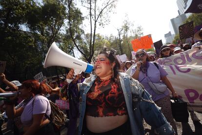 Decenas de miles de mujeres participan en la marcha del Día Internacional de la Mujer en Ciudad de México, este viernes.