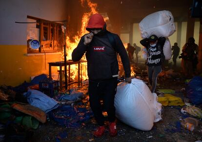 Los manifestantes lograron su objetivo de avanzar hasta llegar al "mercado paralelo", tomar las instalaciones y quemar los tanques de hojas de coca de ese mercado.