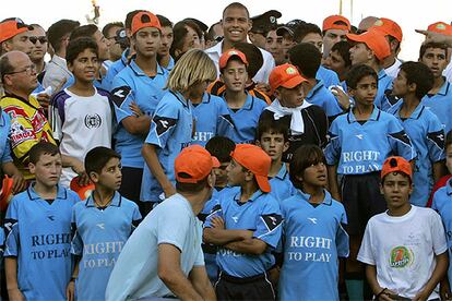 Ronaldo (arriba, en el centro) posa con niños del proyecto <b>Escuela de Fútbol para la Paz,</b> en el que israelíes y palestinos compiten en equipos mixtos.