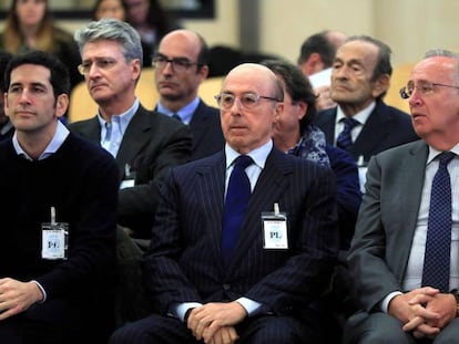 El antiguo presidente del grupo Pescanova Manuel Fernández de Sousa-Faro (d), sentado en el banquillo de la Audiencia Nacional en San Fernando de Henares (Madrid) junto a los máximos responsables de la empresa entre 2009 y 2013.