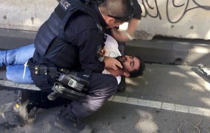 Oficiales de policía detienen al sospechoso del atropello masivo en Flinders Street, Melbourne.