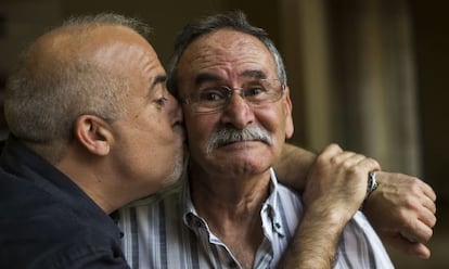 David Airob abraza a Joan Guerrero, durante la presentaci&oacute;n del documental.