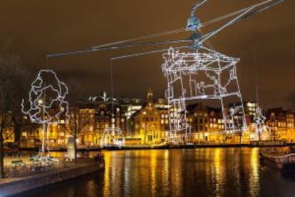 Luces de adorno en el río Ámstel, que atraviesa la ciudad de Ámsterdam, en Holanda.