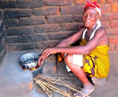 Una mujer utilizando una cocina mejorada.