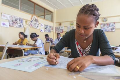 Dureti Kelilo quería ser médico. Sus calificaciones no le permitieron acceder a la universidad y su segunda elección fue la moda. Hoy es una de las alumnas más brillantes y su sueño es ser una gran diseñadora.