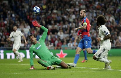 El defensa del Real Madrid, Marcelo, marca el segundo gol para su equipo ante el Viktoria Pilsen.