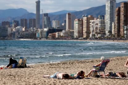 Turistas en la playa de Benidorm, el pasado mes de febrero. 