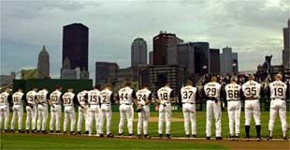 Los jugadores recuerdan en silencio a las víctimas antes del partido que marcó el lunes la reapertura de la Liga de béisbol.