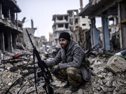 Un soldat kurd al poble de Kobane (Síria).