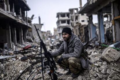 Un soldado kurdo en el pueblo de Kobane (Siria).