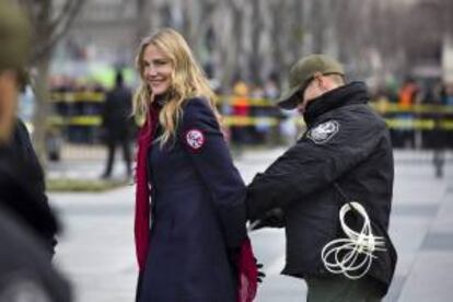 La actriz estadounidense Daryl Hannah junto con otros activistas de los grupos ecologistas Sierra Club, 350.org y Committed Citizens es arrestada delante de la Casa Blanca mientras protesta contra la construcción del oleoducto Keystone XL en Washington DC (Estados Unidos).