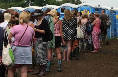 Mujeres hacen cola para acceder a un cuarto de baño en el festival de Glastonbury, Inglaterra, en 2009.