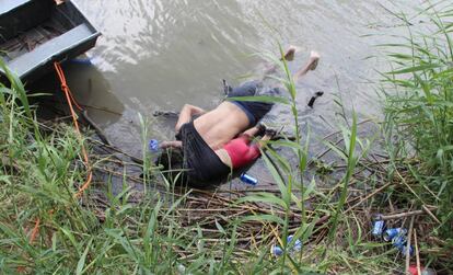 Los cuerpos de Óscar y Valeria Martínez, en el río Bravo.