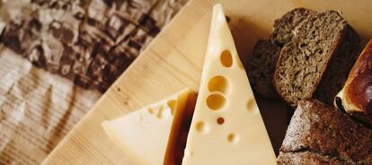 Es importante cortar el queso antes de comérselo