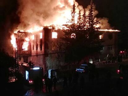 Incendio en una residencia de estudiantes en Adana (Turqu&iacute;a), este martes. 