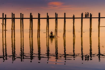 A modo de inmejorable reclamo ecologista, este puente en el lago Taungthaman fue construido en el siglo XIX con la madera abandonada tras el traslado de la capital de la antigua Birmania de Inwa a Amarapura, e incluye restos del antiguo palacio real. A pesar de su aspecto algo destartalado, el puente de madera de teca más largo del mundo soporta bien el paso del tiempo, y su kilómetro y pico de longitud está bien aprovechado. Conviene visitarlo al amanecer o al atardecer para contemplar a las multitudes transitando por él, monjes con túnicas naranjas incluidos, mientras el sol sale o se pone. El puente U Bein está al sur de Mandalay, cerca de Amarapura; ambas poblaciones están conectadas por autobús.