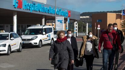 Ciudadanos saliendo del hospital de Torrejón, en Madrid, el pasado 3 de marzo.