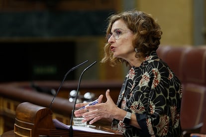 La vicepresidenta primera y ministra de Hacienda, María Jesús Montero, interviene en el Pleno del Congreso celebrado el martes. 
