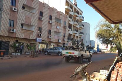 Una fuente de la Presidencia gala ha confirmado a Reuters que hay ciudadanos franceses entre los cautivos. "Todavía estamos esperando a una información más precisa para comprobarlo. Hay personas francesas. El presidente está siguiendo de cerca la situación", ha asegurado la fuente consultada. En la imagen, fuerzas de seguridad de Malí en el centro de Bamako.
