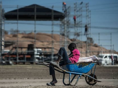 Un chico ante el montaje del escenario para el homenaje a los 34 mineros abatidos por en 2012 por la policía en Marikana (Sudáfrica).