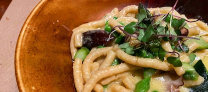 Passatelli con verduras, un caldo potentón y cremoso de parmesano y pesto de rúcula en La Balmesina, Barcelona