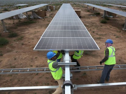 Dos trabajadores ajustan una placa en la planta fotovoltaica de Iberdrola en San Luis de Potos&iacute; (M&eacute;xico).