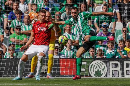 Borja Iglesias remata para marcar para el Betis este domingo frente al Mallorca.