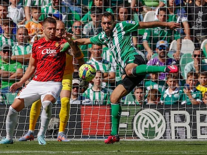 Borja Iglesias remata para marcar para el Betis este domingo frente al Mallorca.