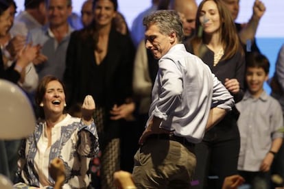 Mauricio Macri baila por el buen resultado que obtuvo en la primera vuelta de las presidenciales argentinas.