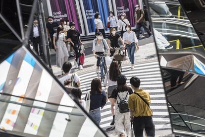 Personas con mascarillas caminan por el área de Omotesando en Tokio (Japón). Por segundo día consecutivo, Tokio anotó un nuevo récord diario en los casos de coronavirus, 243, un aumento en el número de infecciones que trastoca los planes para devolver la normalidad a la ciudad tras el primer impacto de la covid-19.