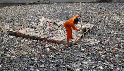 Labores de limpieza en un río de Yakarta antes de que comience la temporada de lluvias en Indonesia.