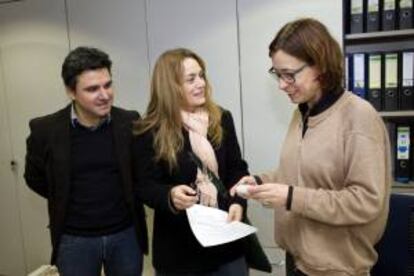 Un matrimonio mallorquín, Xus Sastre y Beatriz, en el momento de entregar hoy en el Parlament balear más de 12.000 firmas que ha recogido a través de una petición iniciada en internet mediante Change.org, para pedir "que se supriman los impuestos feudales que todavía existen en las Islas Baleares" en referencia al "alou" (alodio en castellano).