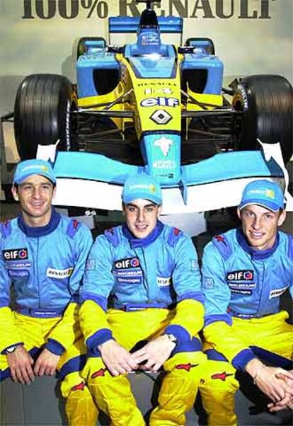 Presentación del equipo de automovilismo de Fórmula 1 Renault para la temporada 2002, en París. De izquierda a derecha: Jarno Trulli, Fernando Alonso y Jenson Button.