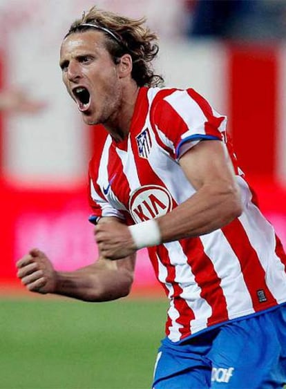 Forlán festeja su gol contra el Almería.