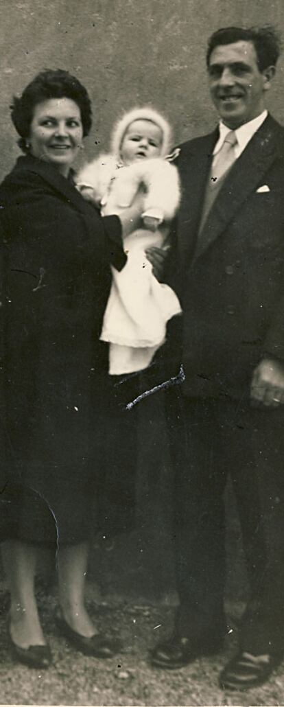 La pequeña Begoña, con sus padres, Juan Urroz y Jesusa Ibarrola, en una foto del día de su bautismo en 1958.