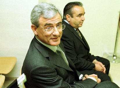 Luis Fernando Cartagena, en primer plano, y Ángel Fenoll, en el banquillo de los acusados durante el juicio celebrado en Elche en 2002.