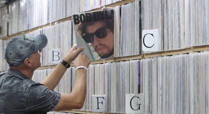 Un hombre mira un disco de vinilo de Bob Dylan en una tienda de discos de Seúl, Corea del Sur