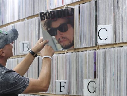 Un hombre mira un disco de vinilo de Bob Dylan en una tienda de discos de Se&uacute;l, Corea del Sur