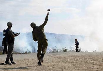 El Ejército israelí utiliza material antidisturbios contra los miembros de una ONG internacional que trataban de impedir la construcción del muro.